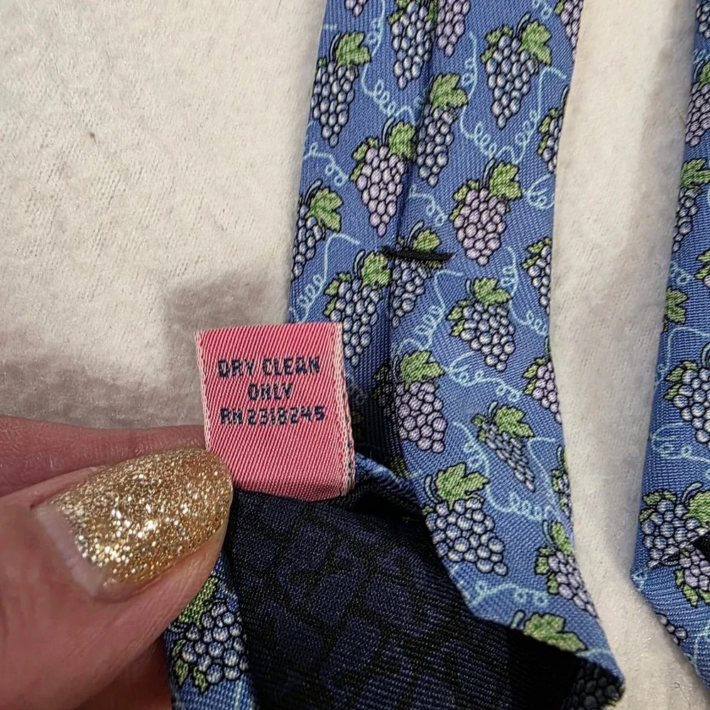 Vineyard Vines Mens Silk Tie Blue Grape Cluster Print Martha's Vineyard USA Made